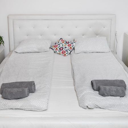 Sunshine Parkside Hideaway - 3 Bedroom - By Upstairs คราคูฟ ภายนอก รูปภาพ