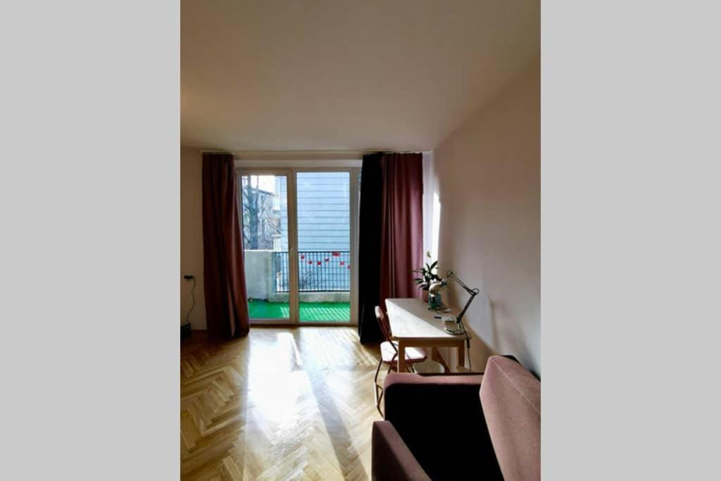 Sunshine Parkside Hideaway - 3 Bedroom - By Upstairs คราคูฟ ภายนอก รูปภาพ