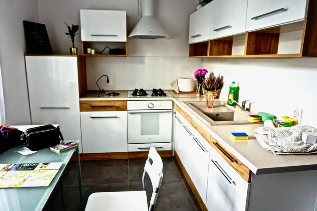 Sunshine Parkside Hideaway - 3 Bedroom - By Upstairs คราคูฟ ภายนอก รูปภาพ