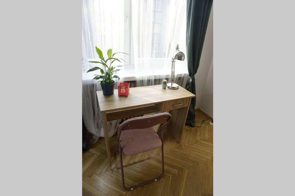 Sunshine Parkside Hideaway - 3 Bedroom - By Upstairs คราคูฟ ภายนอก รูปภาพ