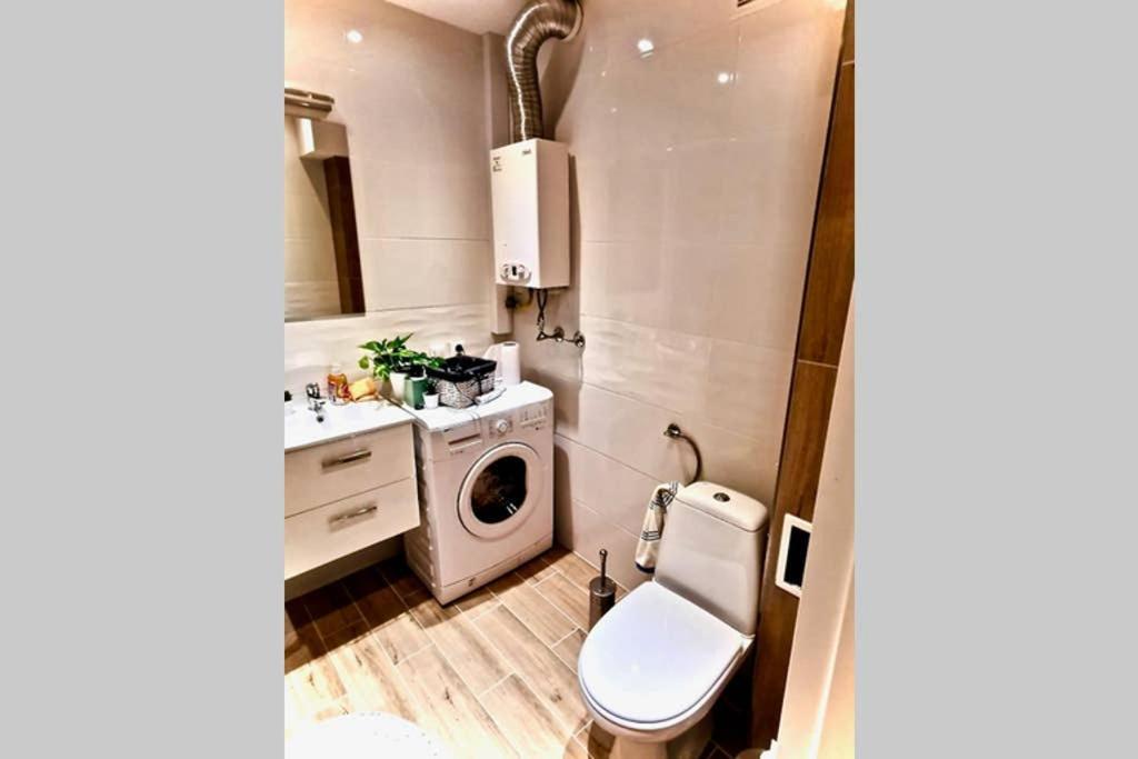 Sunshine Parkside Hideaway - 3 Bedroom - By Upstairs คราคูฟ ภายนอก รูปภาพ